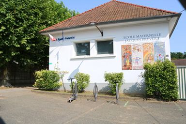 Arceaux à vélo et abri devant l'école Piaget